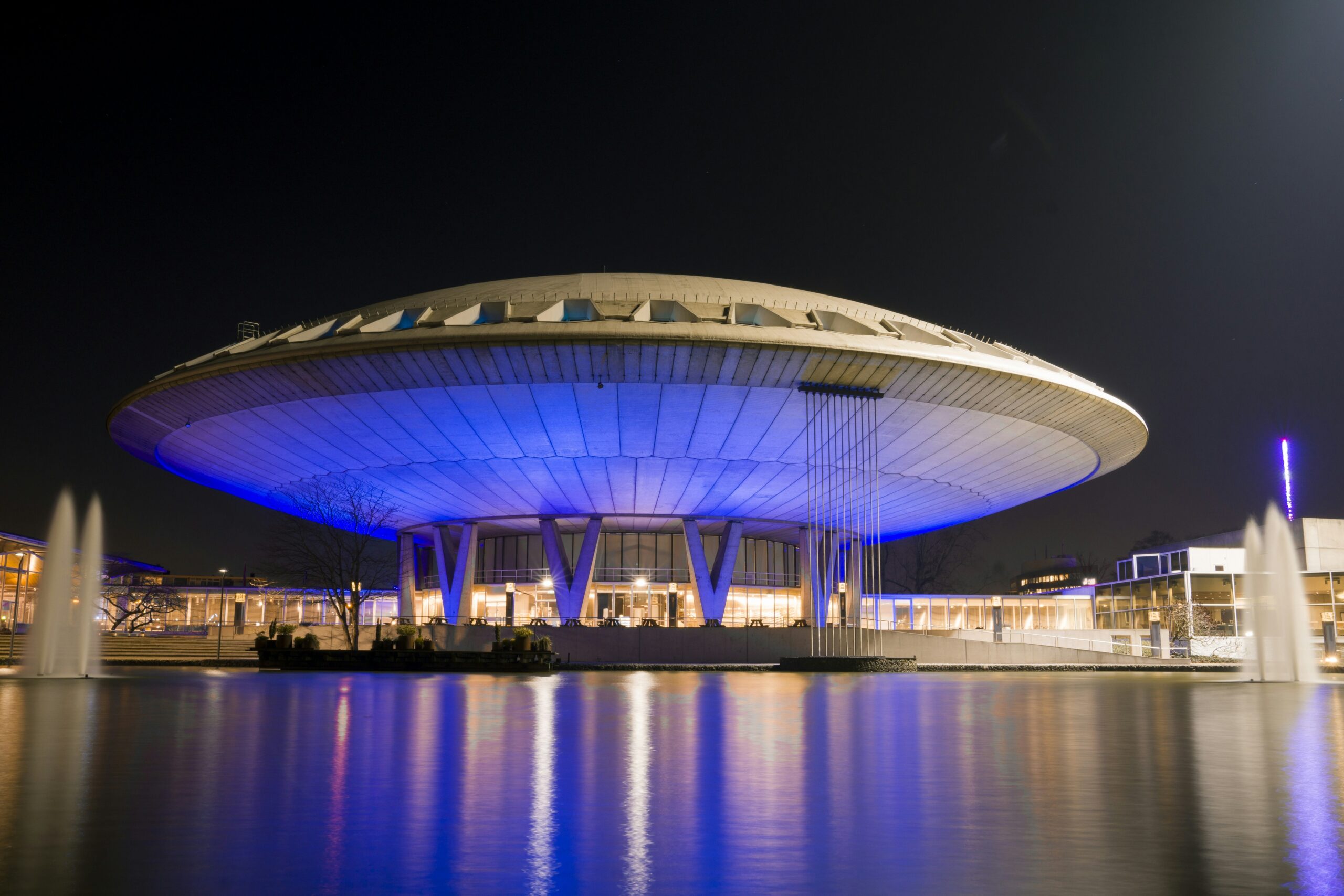 Enorme Ufo in Eindhoven - Evoluon in het donker
